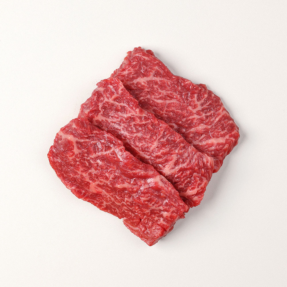 한우 치마살 치마살은 치마양지 부위에서 배속경사근을 분리하여 정형한 것으로 소의 뒷다리에 인접해 있는 복부 뒤쪽 부분이다. 소가 쟁기질을 할 때 늘 채찍을 맞는 부위여서 ‘채받이살’이라고도 부른다. 치마살은 고기의 모양이 이름 그대로 주름치마처럼 생겼다. 육색은 그리 짙지 않은 진홍색으로 고기의 결이 다소 거칠어 보이지만, 근섬유의 굵기가 그다지 굵지 않아 육질이 부드럽다. 근육이 원통 모양의 다발을 이루고 있고, 같은 방향으로 펼쳐진 고깃결 사이로 지방이 잘 침착되어 있어 조화로운 맛을 낸다.